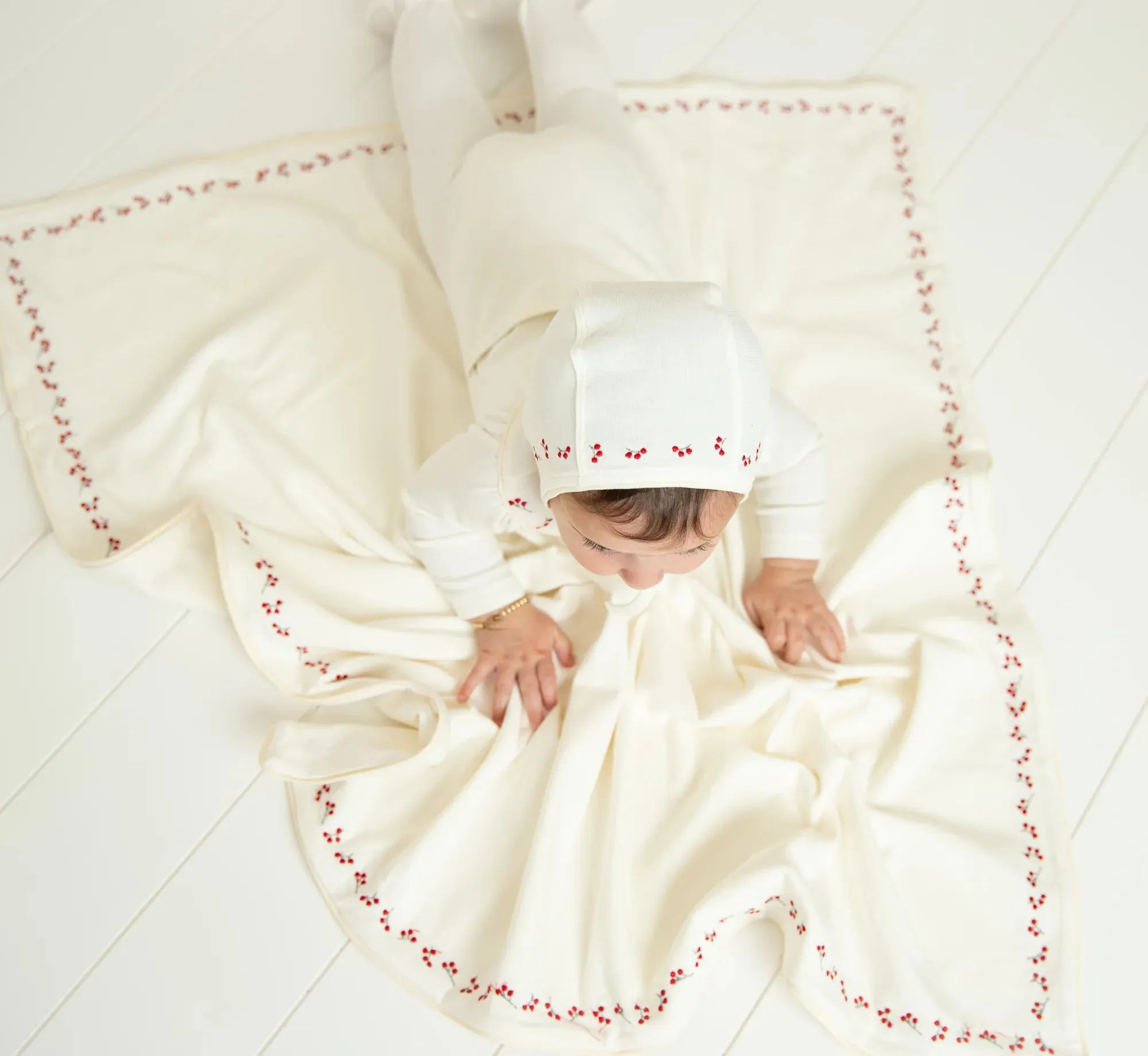 Bee & Dee Snow White Girls Lily Embroidered Blanket