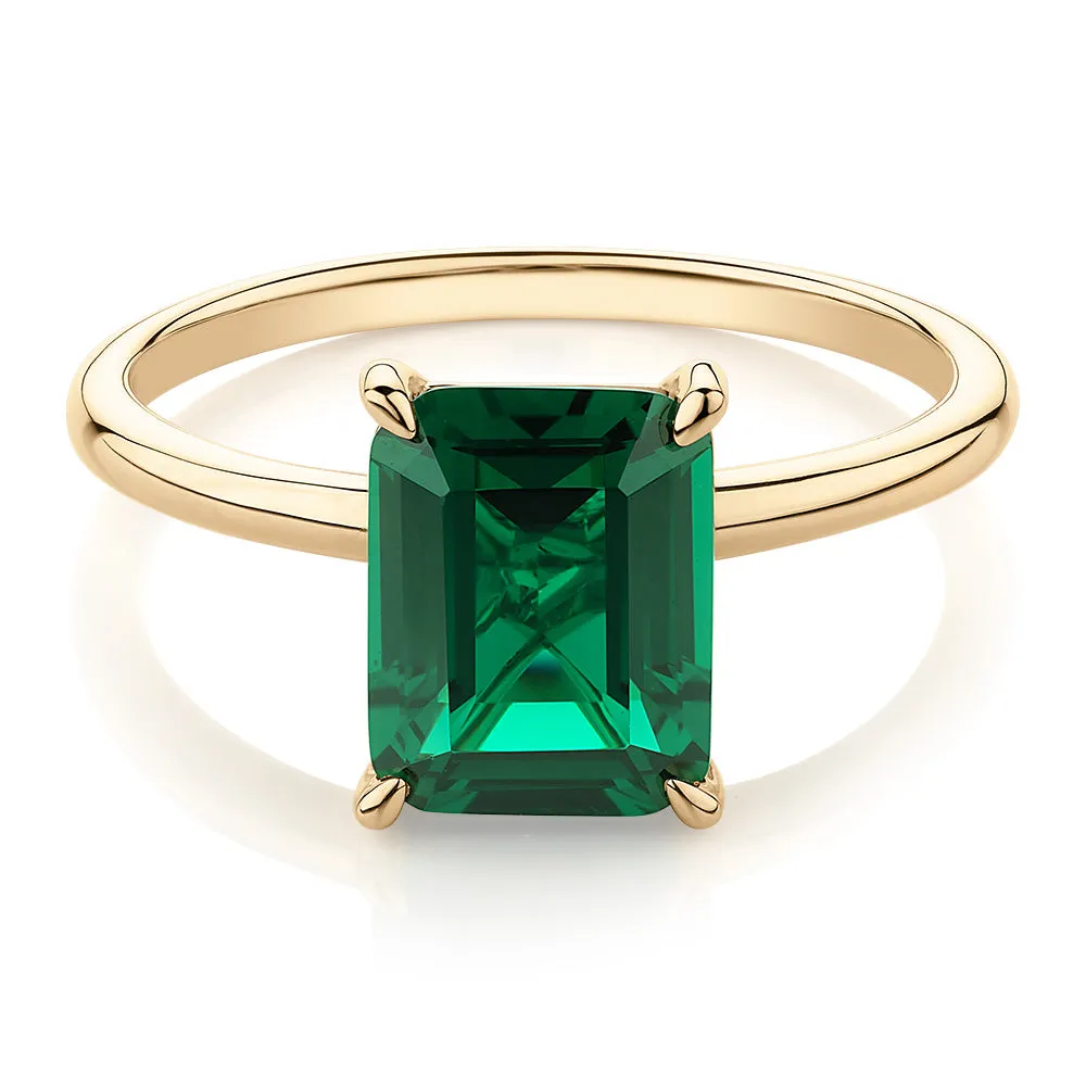 Dress ring with emerald simulant in 10 carat yellow gold
